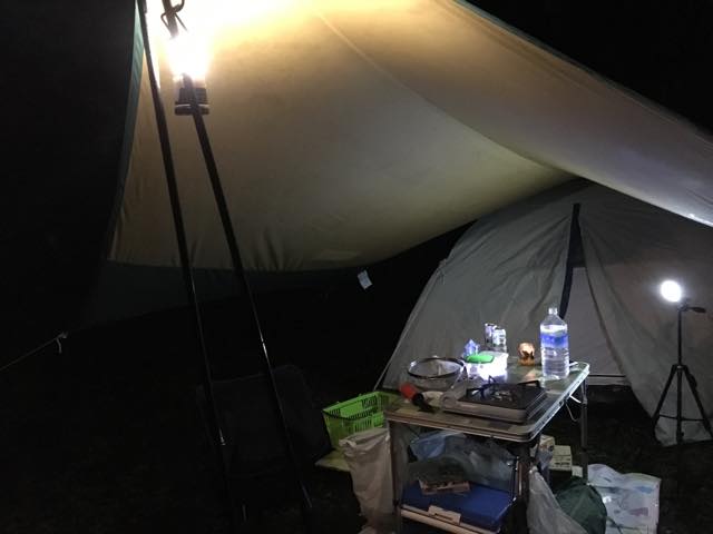 ひとつでは照明として心許ないので他の照明も使いました。
