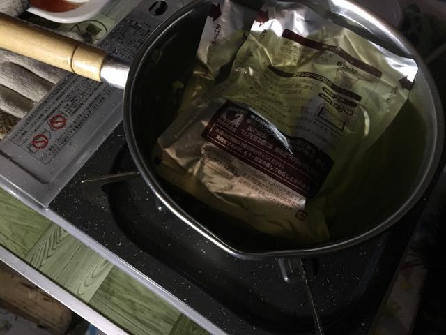 カレーはメインではないので、持ってきたカレーを温める